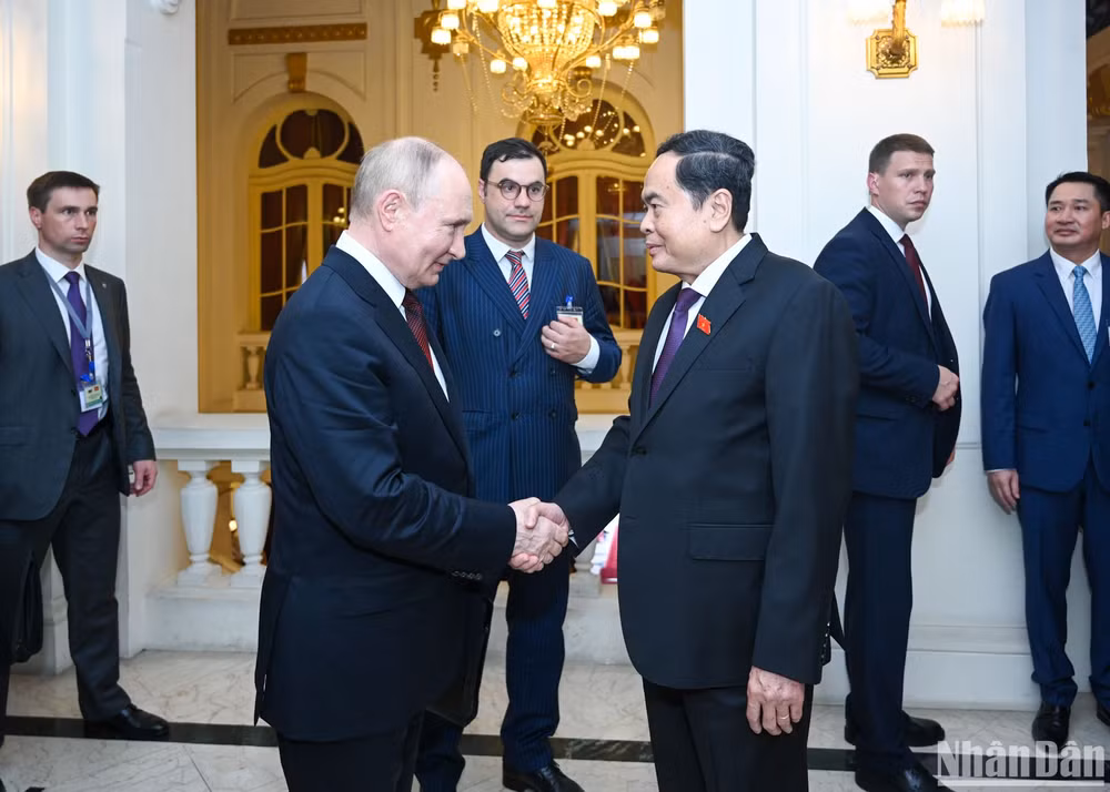Chủ tịch Quốc hội Trần Thanh Mẫn đón Tổng thống Liên bang Nga Vladimir Putin. (Ảnh: Duy Linh)