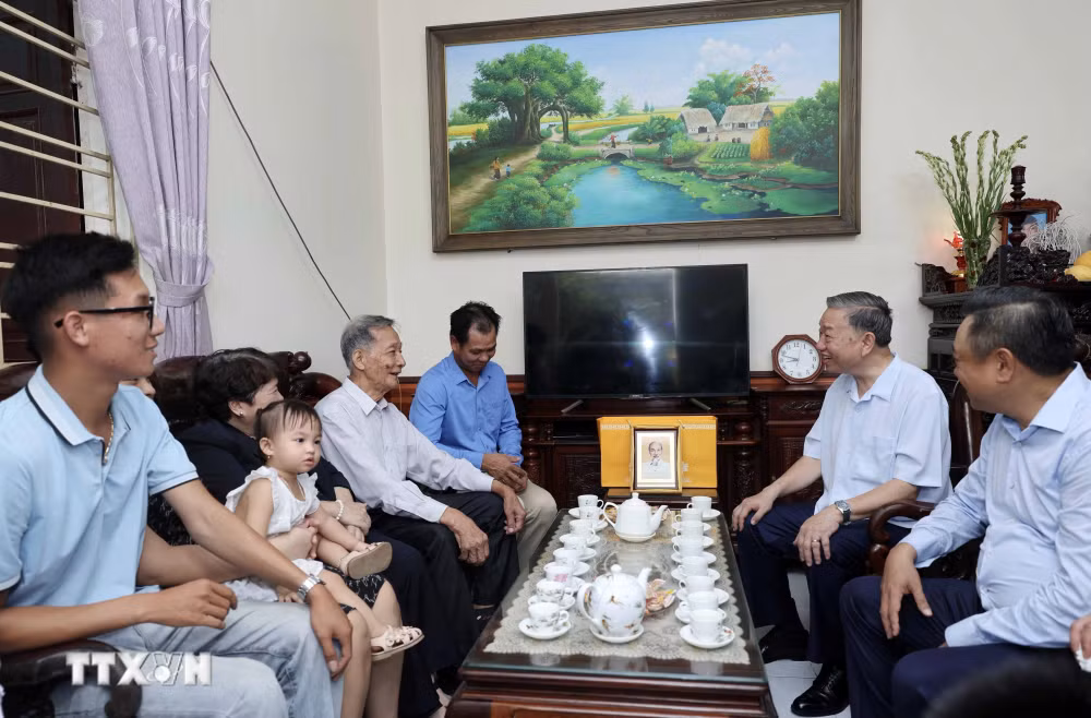 Chủ tịch nước Tô Lâm thăm gia đình ông Kiều Văn Quốc (4 thế hệ) tại thôn Mông Phụ, Làng cổ Đường Lâm. Chủ tịch nước Tô Lâm thăm gia đình ông Kiều Văn Quốc (4 thế hệ) tại thôn Mông Phụ, Làng cổ Đường Lâm.