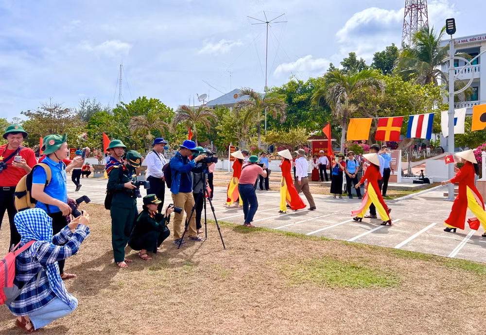 Các nhà báo tác nghiệp trong lễ duyệt binh trên đảo Song Tử Tây vào trưa 30/4/2024. Các nhà báo tác nghiệp trong lễ duyệt binh trên đảo Song Tử Tây vào trưa 30/4/2024.