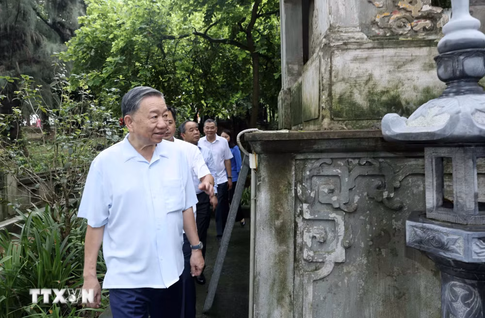 Chủ tịch nước Tô Lâm tham quan Lăng Đức Vua Ngô Quyền tại thôn Cam Lâm. Chủ tịch nước Tô Lâm tham quan Lăng Đức Vua Ngô Quyền tại thôn Cam Lâm.