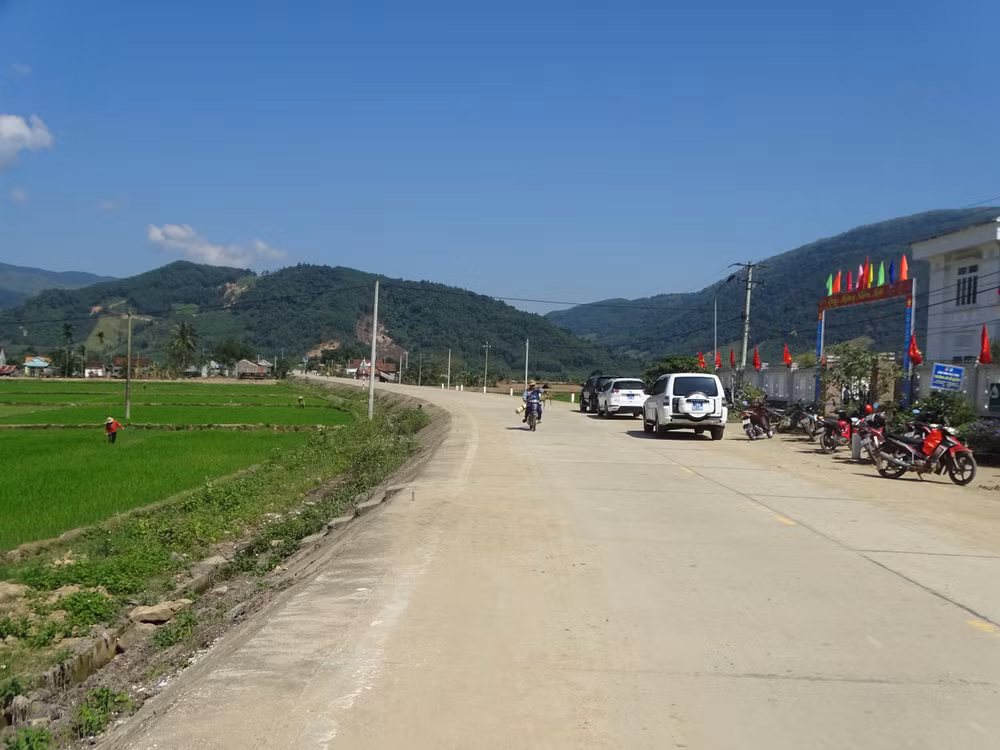 Đường giao thông đi về xã vùng cao Phú Mỡ, huyện Đồng Xuân được đầu tư mở rộng, thuận tiện việc đi lại cho người dân.