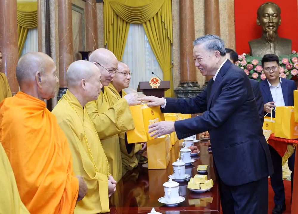 Chủ tịch nước Tô Lâm tặng quà cho các đại biểu. (Ảnh: TTXVN) Chủ tịch nước Tô Lâm tặng quà cho các đại biểu. (Ảnh: TTXVN)