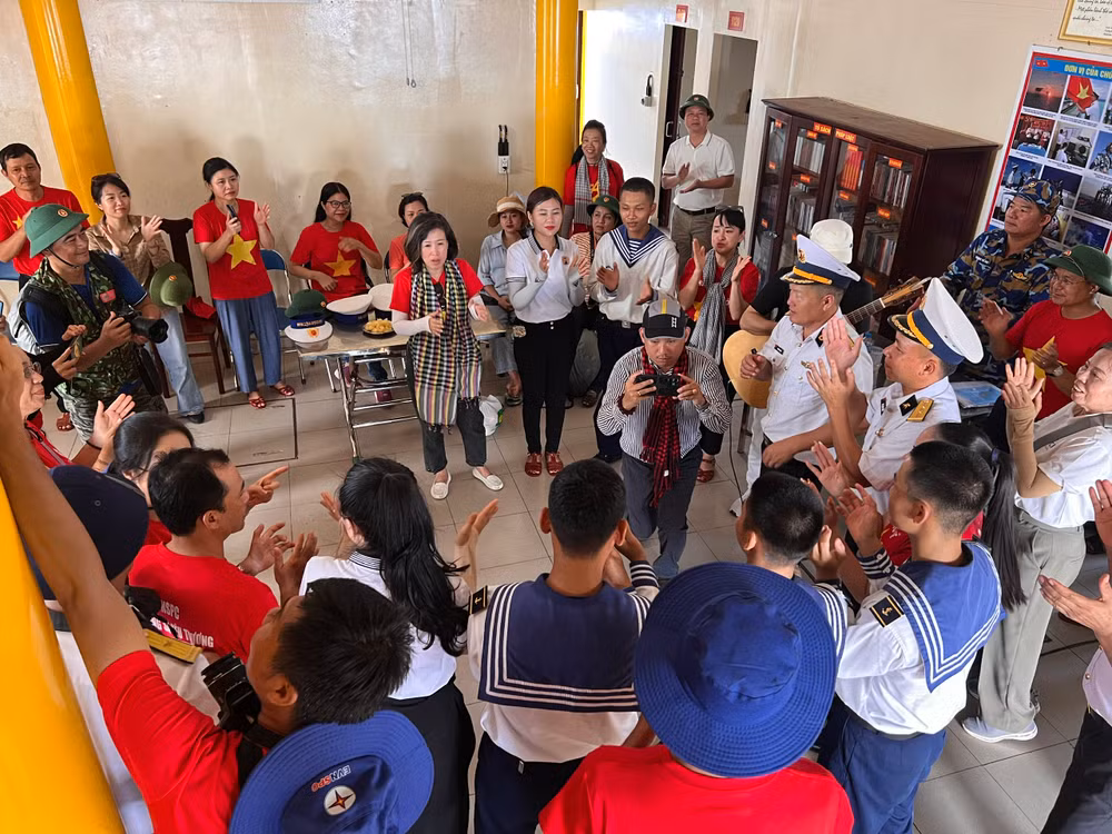 Nhà báo Nguyễn Phú Huân tác nghiệp trong hoạt động giao lưu văn nghệ trên nhà giàn DK1. Nhà báo Nguyễn Phú Huân tác nghiệp trong hoạt động giao lưu văn nghệ trên nhà giàn DK1.