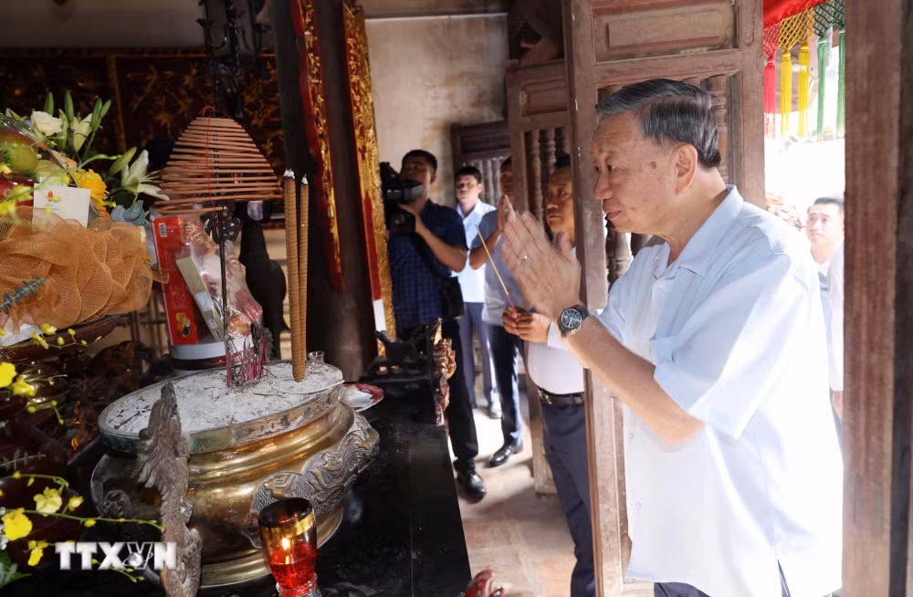 Chủ tịch nước Tô Lâm dâng hương tưởng nhớ Bố Cái Đại Vương Phùng Hưng tại Đền thờ Vua Phùng Hưng ở thôn Cam Lâm. Chủ tịch nước Tô Lâm dâng hương tưởng nhớ Bố Cái Đại Vương Phùng Hưng tại Đền thờ Vua Phùng Hưng ở thôn Cam Lâm.