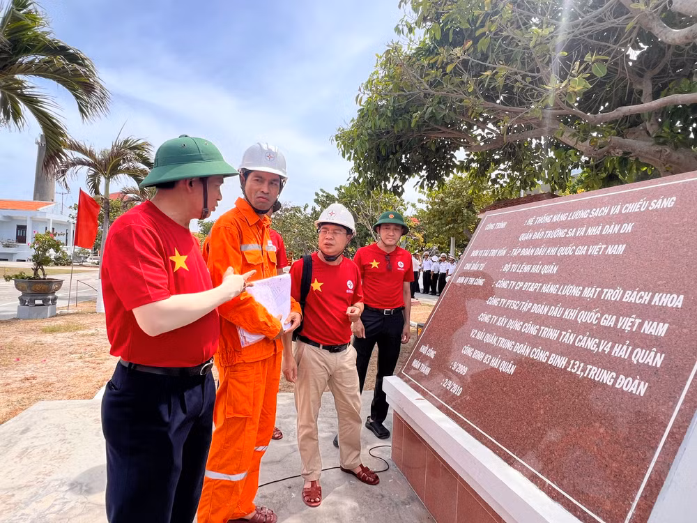 Cán bộ, kỹ sư, công nhận ngành điện miền nam khảo sát việc lắp đặt hệ thống năng lượng sạch trên đảo Song Tử Tây.