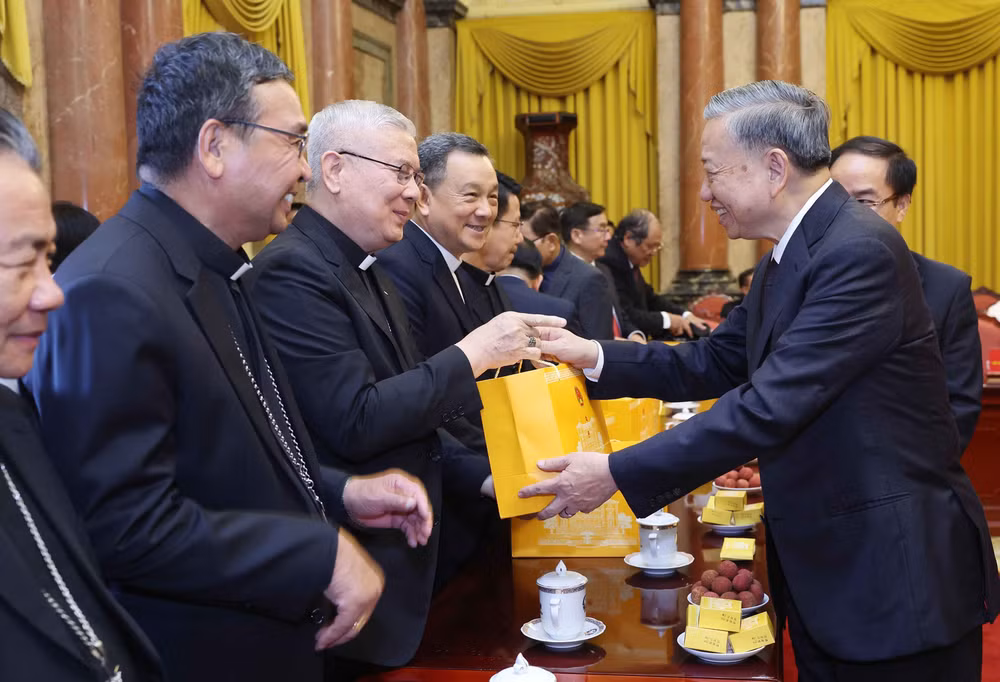 Chủ tịch nước Tô Lâm tặng quà cho các đại biểu. (Ảnh: TTXVN) Chủ tịch nước Tô Lâm tặng quà cho các đại biểu. (Ảnh: TTXVN)