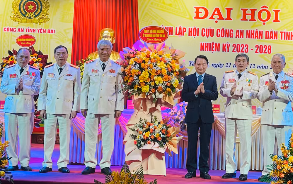 Bí thư Tỉnh ủy Yên Bái Đỗ Đức Duy tặng hoa chúc mừng đại hội. (Ảnh: THANH SƠN)