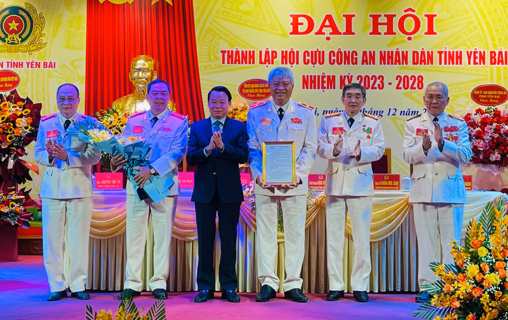 Bí thư Tỉnh ủy Đỗ Đức Duy trao Quyết định thành lập Hội Cựu Công an tỉnh Yên Bái. (Ảnh: THANH SƠN) Bí thư Tỉnh ủy Đỗ Đức Duy trao Quyết định thành lập Hội Cựu Công an tỉnh Yên Bái. (Ảnh: THANH SƠN)