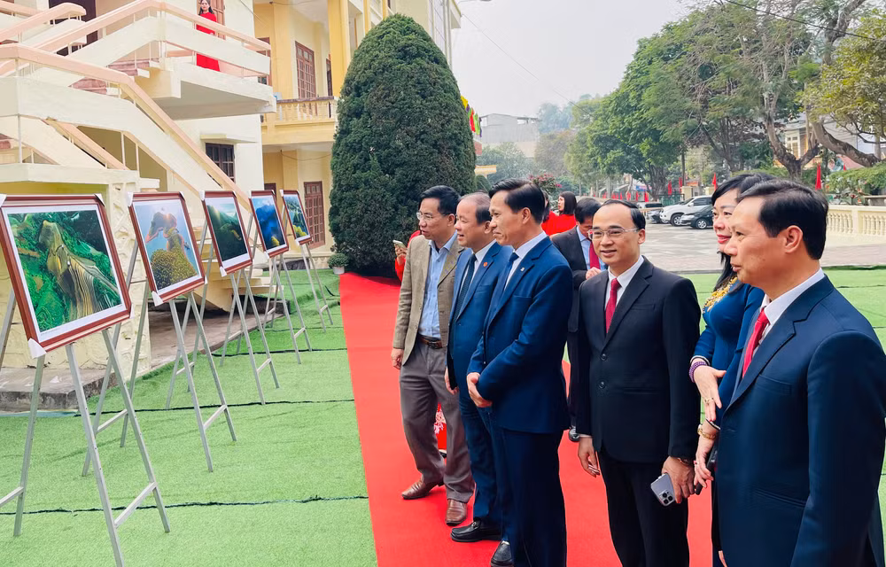 Các đại biểu tham quan ảnh hoạt động của nhà trường và tỉnh Yên Bái. (Ảnh: THANH SƠN)