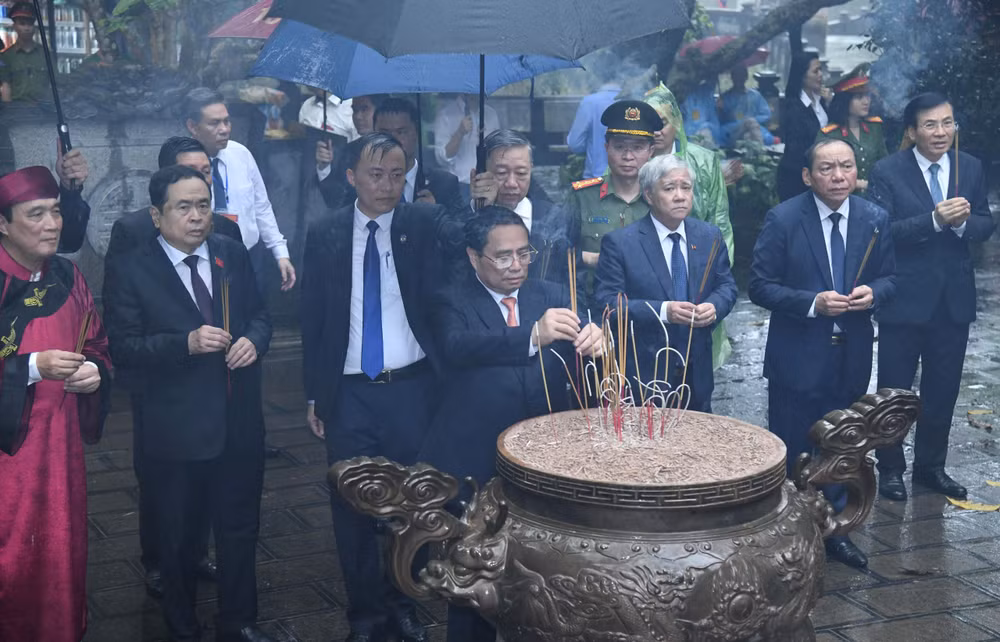 Thủ tướng Phạm Minh Chính và các đồng chí lãnh đạo dâng hương tại Đền Giếng.
