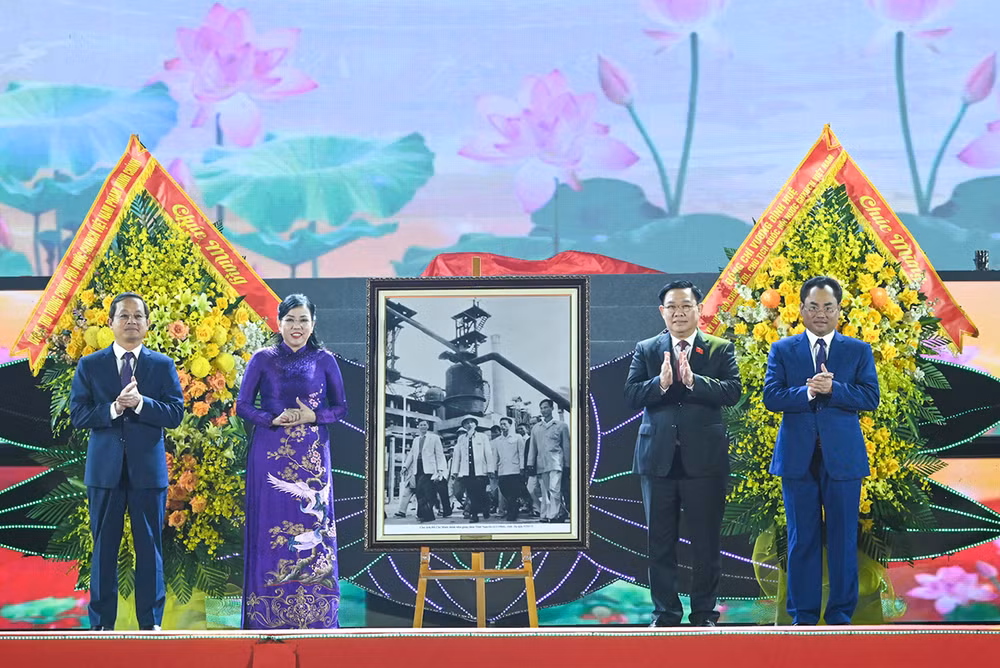 Chủ tịch Quốc hội Vương Đình Huệ trao tặng bức ảnh tư liệu Bác Hồ cho Đảng bộ, chính quyền và đồng bào các dân tộc tỉnh Thái Nguyên. (Ảnh: DUY LINH)