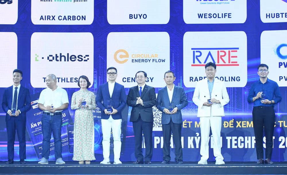 Bộ trưởng Khoa học và Công nghệ Huỳnh Thành Đạt chụp ảnh với đại diện Top 10 cuộc thi. Bộ trưởng Khoa học và Công nghệ Huỳnh Thành Đạt chụp ảnh với đại diện Top 10 cuộc thi.