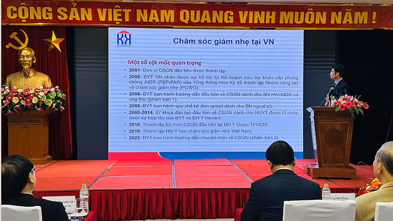 Các báo cáo viên trình bày tại hội nghị.