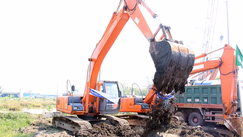Một hạng mục thi công Vành đai 3 tại huyện Hóc Môn, Thành phố Hồ Chí Minh.