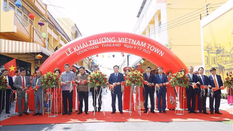 Chủ tịch Quốc hội Vương Đình Huệ và đại biểu cắt băng khai trương khu Viet Nam Town. (Ảnh: TTXVN)
