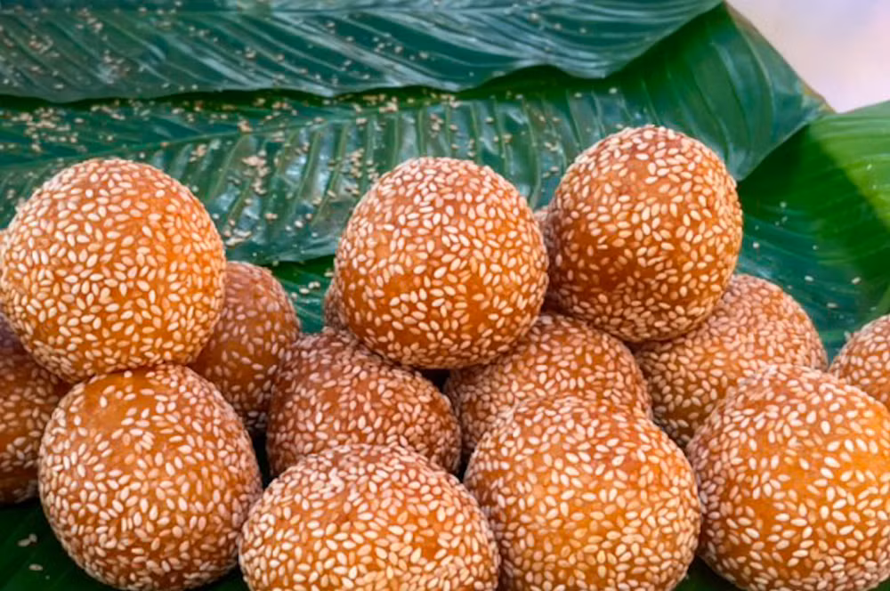 Món bánh rán rắc vừng rất thân thuộc được giới thiệu tại 1 gian hàng ở lễ khai trương Vietnam Town. Món bánh rán rắc vừng rất thân thuộc được giới thiệu tại 1 gian hàng ở lễ khai trương Vietnam Town.