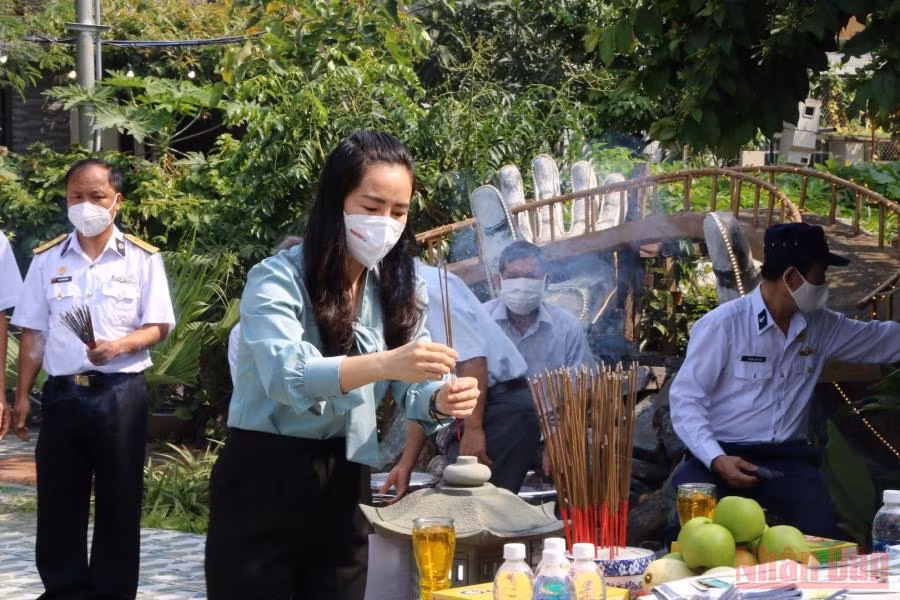 Thế hệ trẻ Đà Nẵng tri ân tưởng nhớ các cán bộ, chiến sĩ đã hy sinh tại sự kiện Gạc Ma. Thế hệ trẻ Đà Nẵng tri ân tưởng nhớ các cán bộ, chiến sĩ đã hy sinh tại sự kiện Gạc Ma.