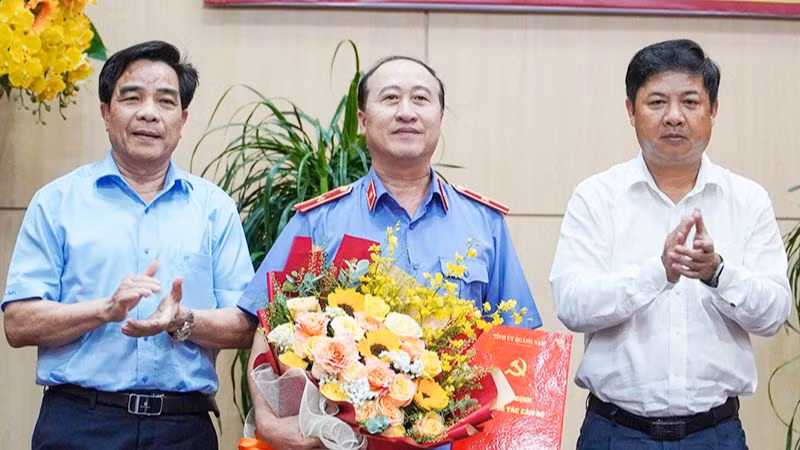 Lãnh đạo tỉnh Quảng Nam tặng hoa chúc mừng đồng chí Trần Hoài Nam (Ảnh: H.Q)
