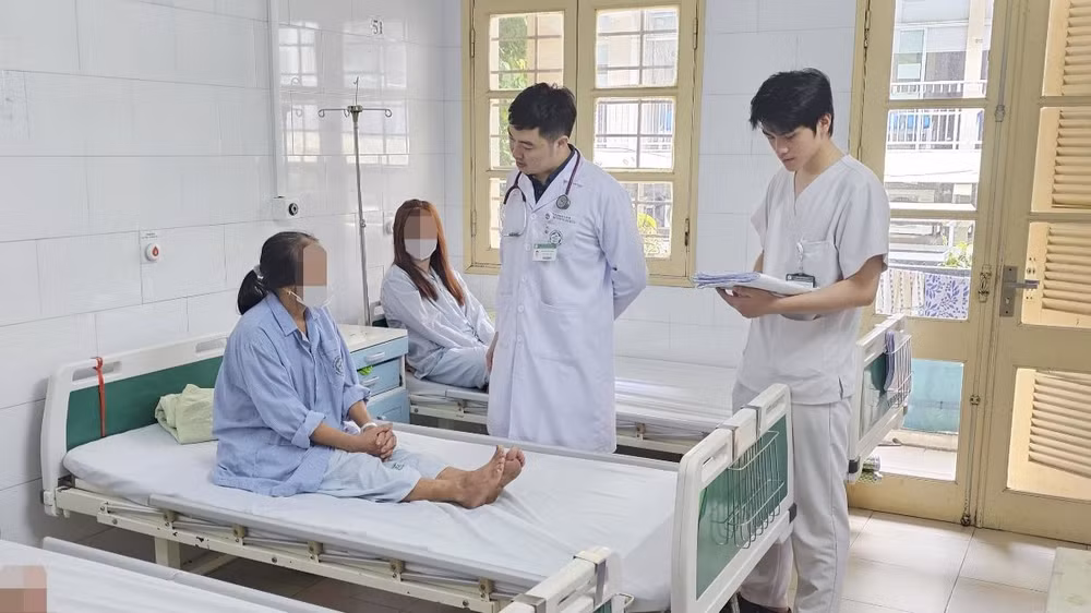 Thạc sĩ, bác sĩ Lê Văn Long thăm khám cho bệnh nhân ung thư vú đang điều trị tại Trung tâm Y học hạt nhân và Ung bướu, Bệnh viện Bạch Mai.