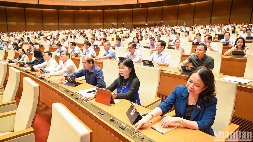 Đại biểu Quốc hội biểu quyết thông qua Luật Đường bộ. (Ảnh: DUY LINH)