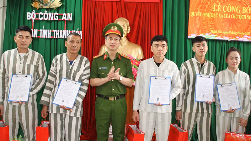Lãnh đạo Công an tỉnh Thanh Hóa trao quyết định đặc xá cho các phạm nhân đủ điều kiện.