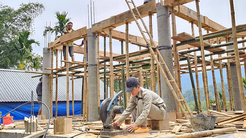 Nhóm thợ trợ giúp bạn nghề xây dựng ngôi nhà mới cho hộ chính sách Hà Văn Sơn ở thôn Tân Thành, xã Thành Lâm, huyện Bá Thước. Nhóm thợ trợ giúp bạn nghề xây dựng ngôi nhà mới cho hộ chính sách Hà Văn Sơn ở thôn Tân Thành, xã Thành Lâm, huyện Bá Thước.