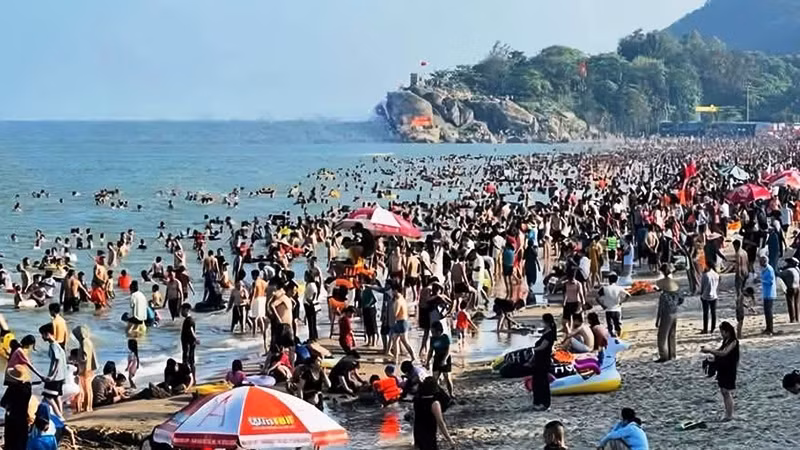 Bãi biển ở Sầm Sơn dịp nghỉ lễ.