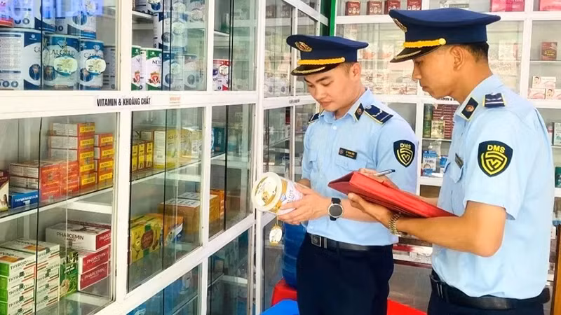 Lực lượng quản lý thị trường Thanh Hóa kiểm tra sản phẩm sữa bày bán, tiêu thụ trên địa bàn tỉnh.