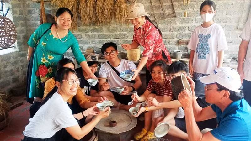 Các thế hệ chung vui, quây quần bên mô hình "bữa cơm gia đình". Các thế hệ chung vui, quây quần bên mô hình "bữa cơm gia đình".