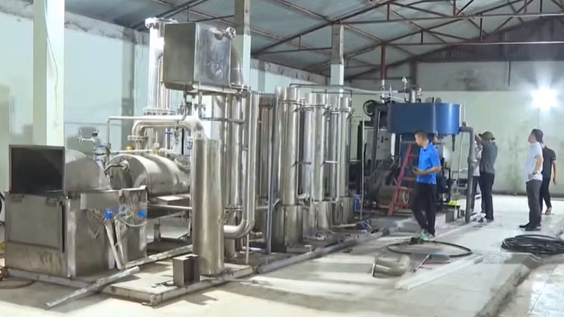 Lực lượng chức năng kiểm tra xưởng sản xuất khí N2O.
