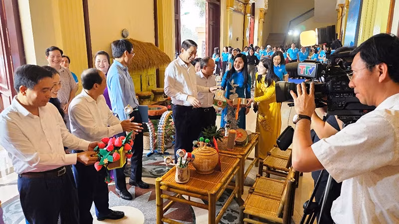 Lãnh đạo tỉnh Thanh Hóa tham quan các sản phẩm tái chế từ rác thải nhựa.