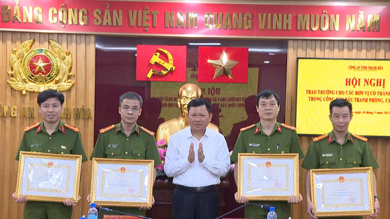 Lãnh đạo Ủy ban nhân dân tỉnh Thanh Hóa trao tặng Bằng khen cho các tập thể lập công.