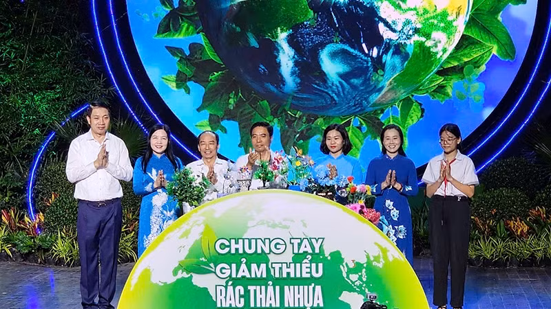 Các đại biểu thực hiện nghi thức chung tay giảm thiểu rác thải nhựa.