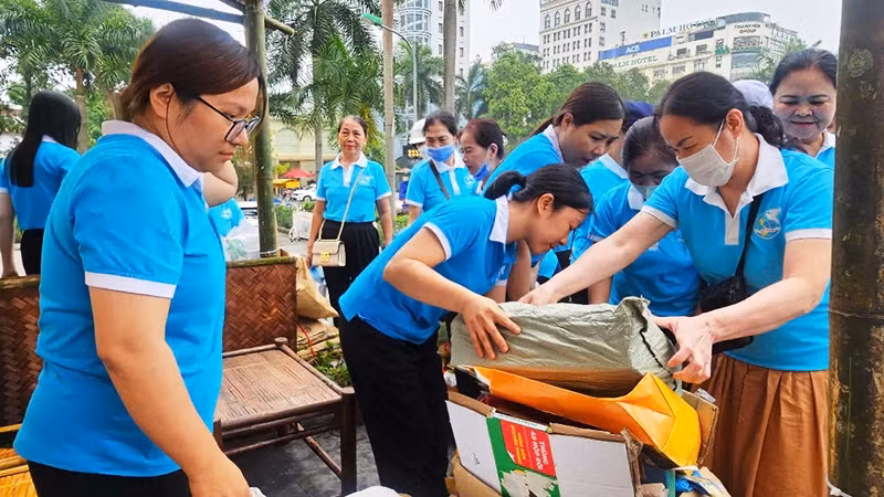 Các hội viên phụ nữ thu gom rác thải, tái chế.