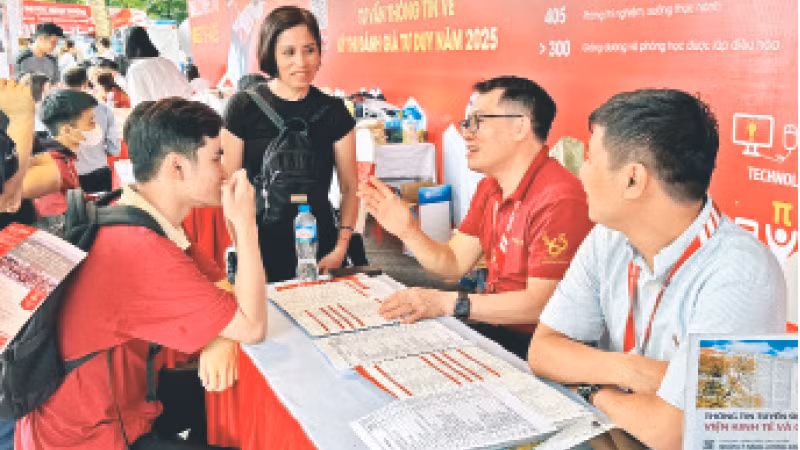 Đại học Bách khoa Hà Nội tư vấn tuyển sinh năm 2024 và thông tin về kỳ thi đánh giá tư duy cho tuyển sinh năm 2025. (Ảnh THÚY QUỲNH)