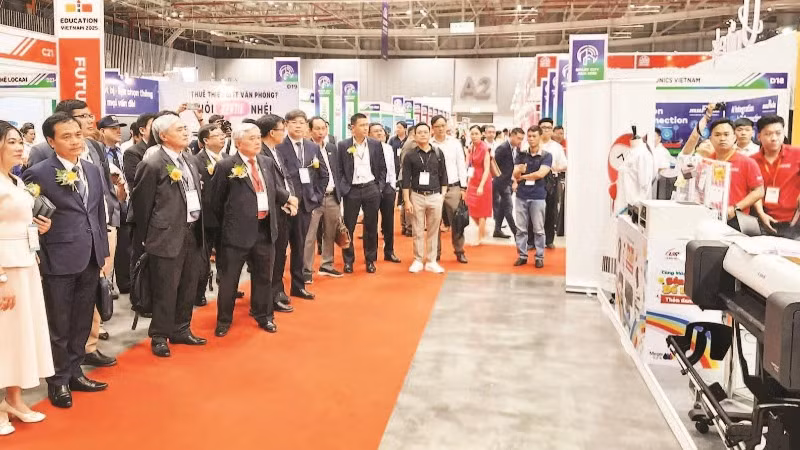 Đại biểu tham quan các gian hàng trưng bày tại Smart City Asia 2025.