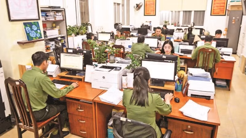 Cán bộ, chiến sĩ Phòng Hồ sơ nghiệp vụ, Công an thành phố Hà Nội tăng cường thời gian làm việc, đáp ứng nhiệm vụ mới. (Ảnh HẢI NAM)