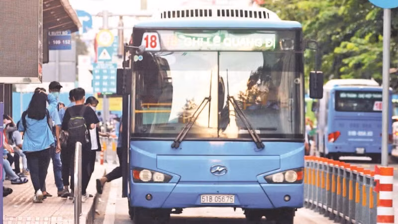 Một tuyến xe buýt thu hút nhiều học sinh và sinh viên.