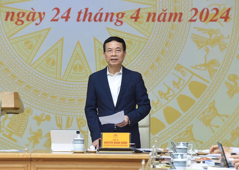 Bộ trưởng Thông tin và Truyền thông Nguyễn Mạnh Hùng phát biểu tại phiên họp.