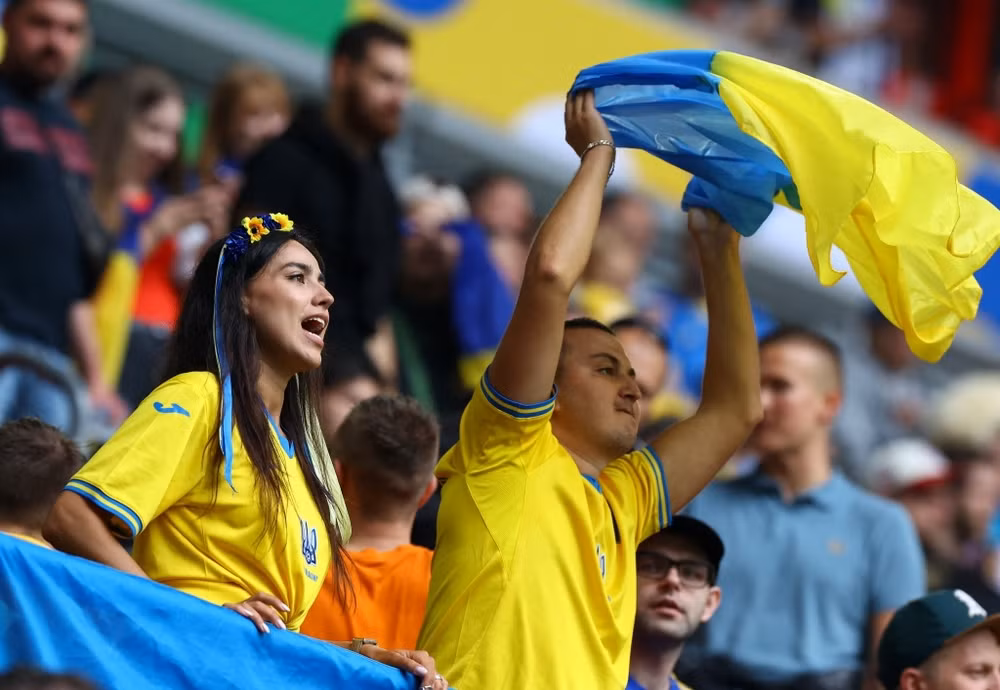 Bầu không khí đầy sôi động ở sân Düsseldorf Arena (Ảnh: Reuters)