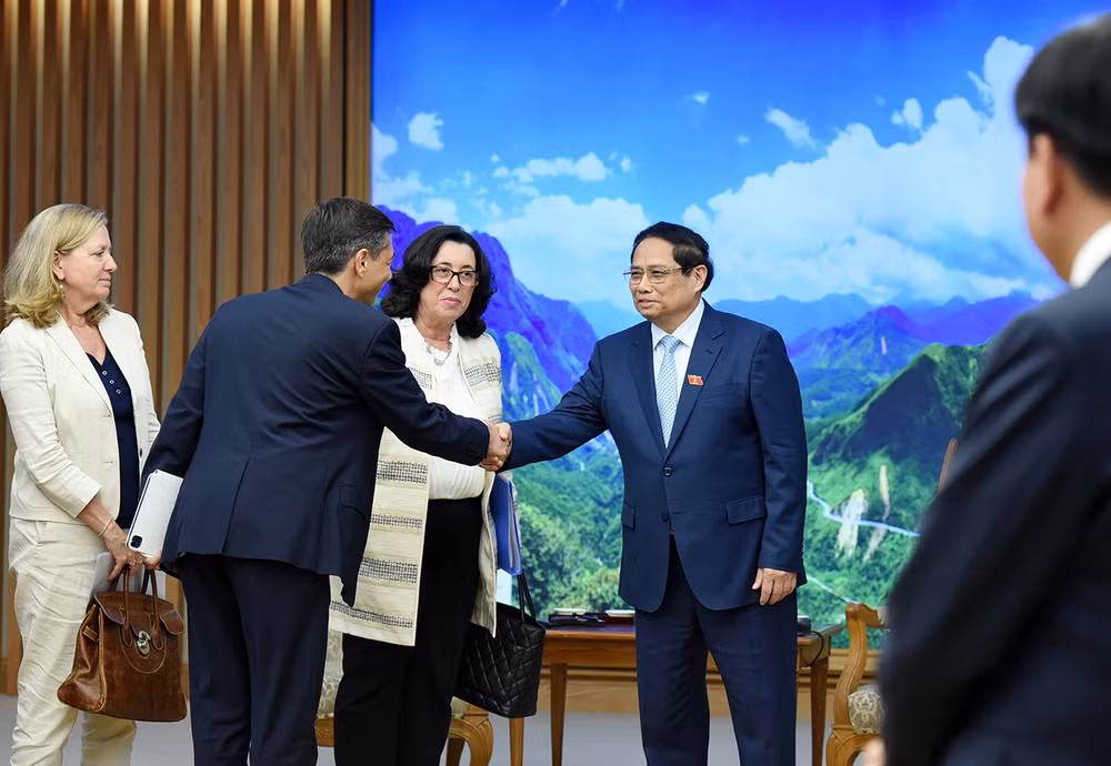 Thủ tướng Phạm Minh Chính đón các thành viên đi cùng đoàn với bà Manuela V. Ferro, Phó Chủ tịch Ngân hàng Thế giới (World Bank) phụ trách khu vực Đông Á-Thái Bình Dương.
