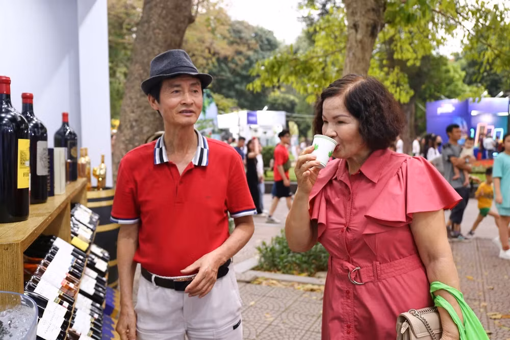 Du khách tới đây có thể được trải nghiệm nhiều loại sản phẩm rượu vang Pháp hoàn toàn miễn phí. Du khách tới đây có thể được trải nghiệm nhiều loại sản phẩm rượu vang Pháp hoàn toàn miễn phí.