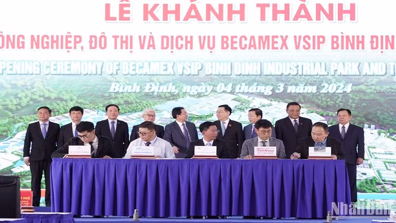 Lễ công bố và ký kết biên bản ghi nhớ (MOU) với một số nhà đầu tư tiềm năng. Lễ công bố và ký kết biên bản ghi nhớ (MOU) với một số nhà đầu tư tiềm năng.