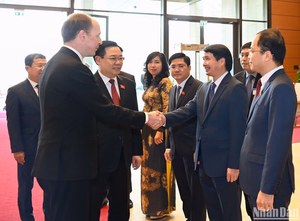 Chủ tịch Quốc hội Vương Đình Huệ giới thiệu các thành viên Quốc hội Việt Nam với Chủ tịch Quốc hội Phần Lan.