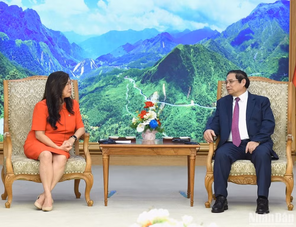 Thủ tướng Phạm Minh Chính tiếp Bộ trưởng Phát triển kinh tế, Thương mại quốc tế và Xúc tiến xuất khẩu Canada Mary Ng. (Ảnh: Trần Hải)