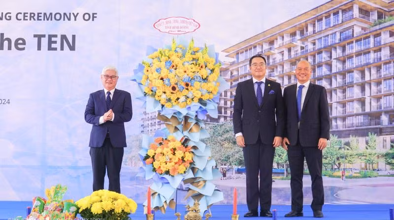 Đồng chí Nguyễn Văn Lợi, Ủy viên Trung ương Đảng, Bí Thư Tỉnh ủy Bình Dương (bên trái) trao tặng lẵng hoa chúc mừng buổi lễ. Đồng chí Nguyễn Văn Lợi, Ủy viên Trung ương Đảng, Bí Thư Tỉnh ủy Bình Dương (bên trái) trao tặng lẵng hoa chúc mừng buổi lễ.