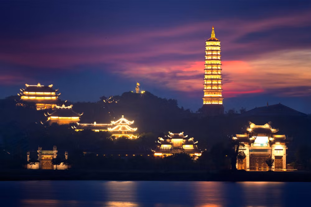 Chùa Bái Đính về đêm mang vẻ đẹp lung linh, huyền ảo. Chùa Bái Đính về đêm mang vẻ đẹp lung linh, huyền ảo.
