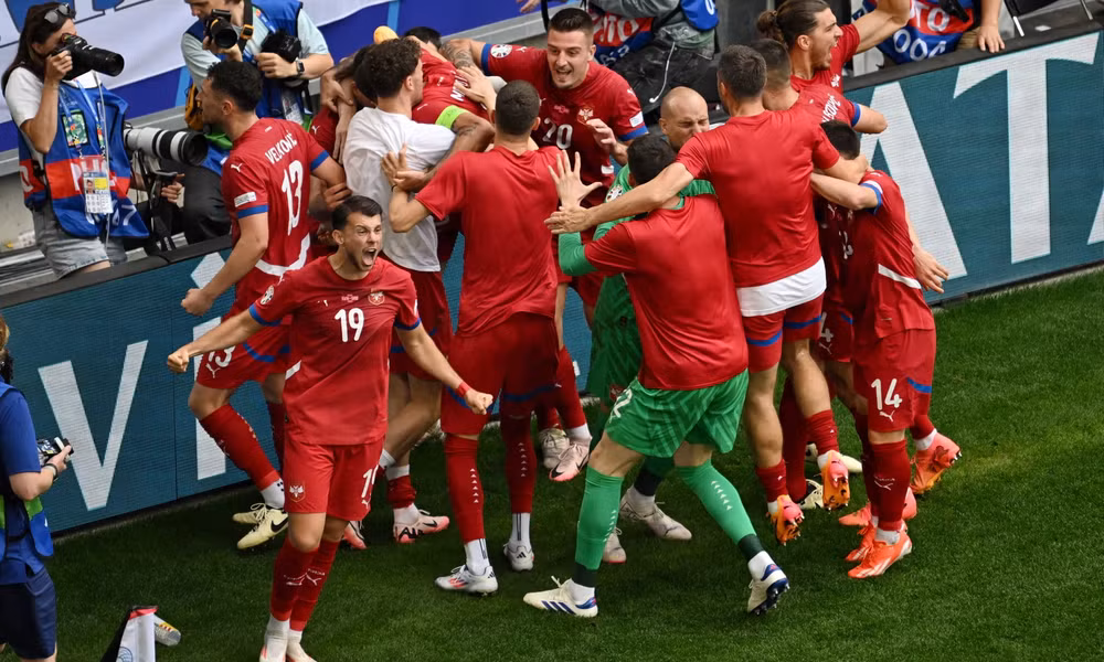 Các cầu thủ Serbia ăn mừng sau khi ghi bàn thắng gỡ hòa trong những phút bù giờ cuối cùng của trận đấu, giúp đội tuyển Serbia giành được 1 điểm quý giá. (Ảnh: Reuters) Các cầu thủ Serbia ăn mừng sau khi ghi bàn thắng gỡ hòa trong những phút bù giờ cuối cùng của trận đấu, giúp đội tuyển Serbia giành được 1 điểm quý giá. (Ảnh: Reuters)