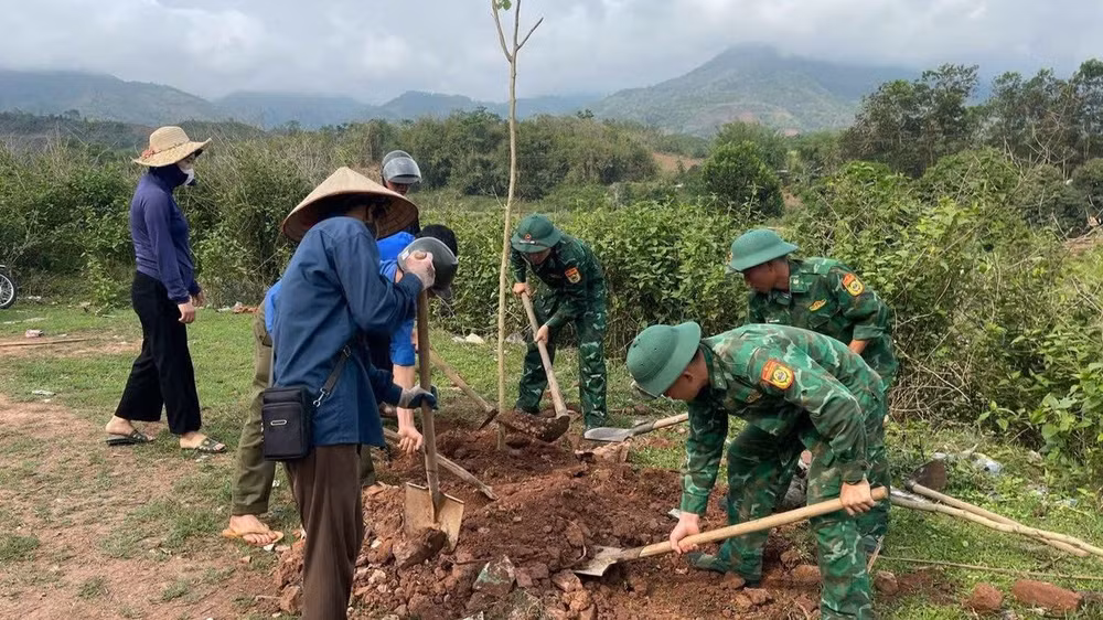 Để bảo vệ rừng, bảo vệ nguồn nước, môi trường sống, vừa qua, cán bộ, công chức, đoàn viên thanh niên huyện Mường Nhé đã ra quân tuyên truyền, vận động nhân dân nâng cao ý thức bảo vệ rừng; đồng thời trồng gần 1.000 cây xanh trên địa bàn hai xã Mường Toong và Mường Nhé.