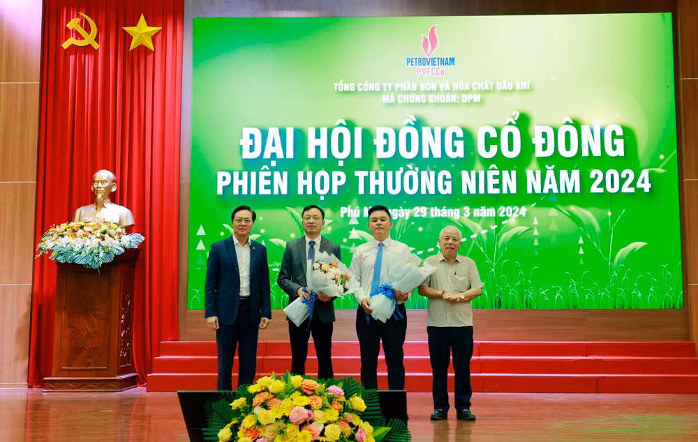 Ông Bùi Minh Tiến – Thành viên Hội đồng thành viên Petrovietnam và cổ đông tặng hoa chúc mừng ông Nguyễn Xuân Hòa – Chủ tịch Hội đồng quản trị và ông Phan Công Thành - Thành viên Hội đồng quản trị, Tổng Giám đốc PVFCCo.